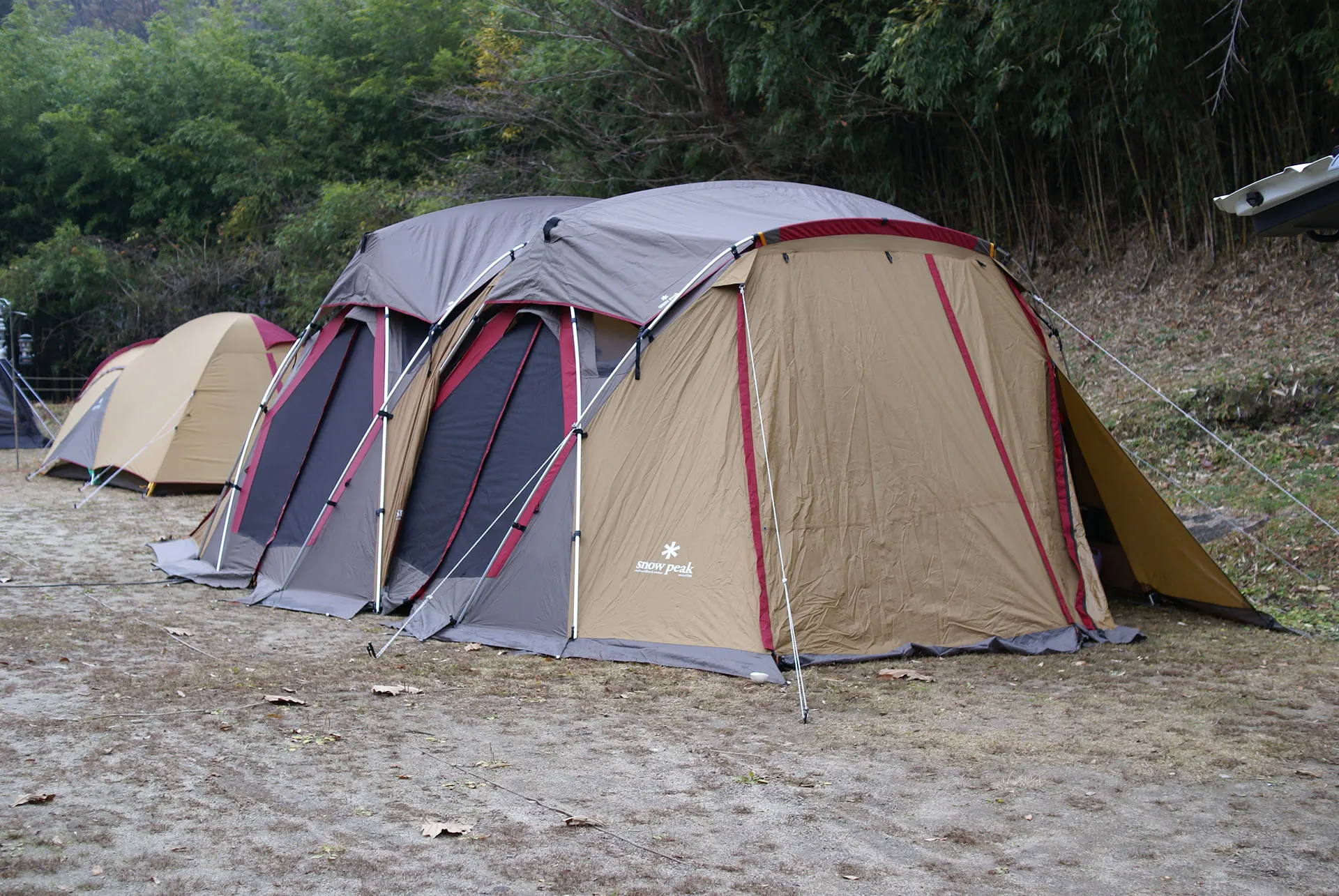 山鳥の森オートキャンプ場　リビングシェル連結